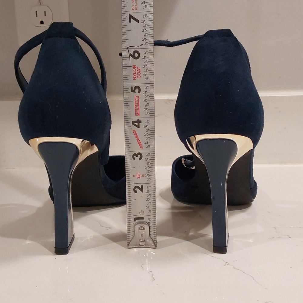 Women's Closed-toe Heels - Picture 6 of 7